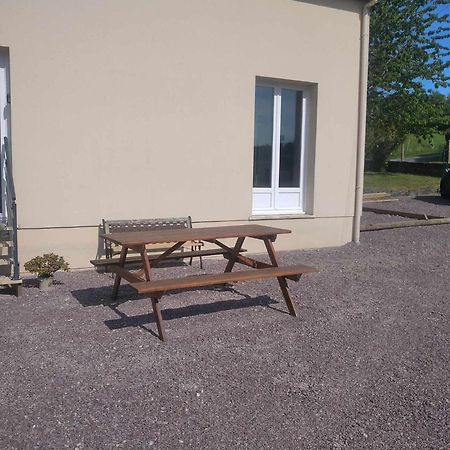 L Etablissement Gold Beach Propose 1 Hebergement , Maison 80M2 Avec Terrain 500M2, Parking Prive A 4 Min Du Port Artificiel D Arromanches, Services Accueil Personnalise, Lits Faits, Serviettes, Menage, Netflix, Wifi Ryes Eksteriør bilde