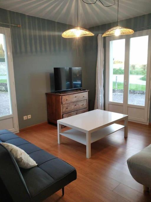 L Etablissement Gold Beach Propose 1 Hebergement , Maison 80M2 Avec Terrain 500M2, Parking Prive A 4 Min Du Port Artificiel D Arromanches, Services Accueil Personnalise, Lits Faits, Serviettes, Menage, Netflix, Wifi Ryes Eksteriør bilde