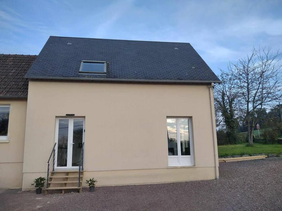 L Etablissement Gold Beach Propose 1 Hebergement , Maison 80M2 Avec Terrain 500M2, Parking Prive A 4 Min Du Port Artificiel D Arromanches, Services Accueil Personnalise, Lits Faits, Serviettes, Menage, Netflix, Wifi Ryes Eksteriør bilde
